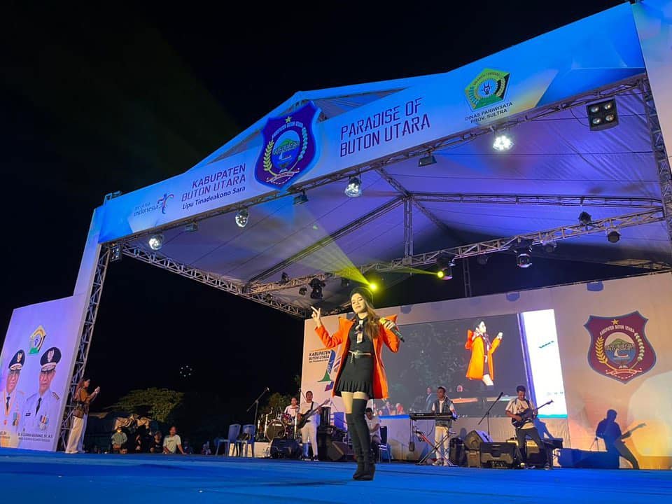 Demi Nonton Rara LIDA, Ribuan Warga Butur Tidak Bergeser Meski Dihantam Hujan Deras, Rara Pun Sampai Lepas Jas Orangenya 2 101