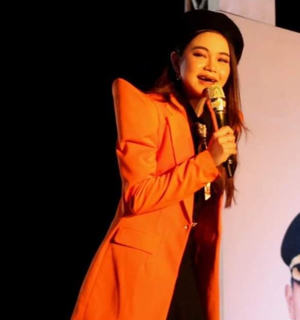 Demi Nonton Rara LIDA, Ribuan Warga Butur Tidak Bergeser Meski Dihantam Hujan Deras, Rara Pun Sampai Lepas Jas Orangenya 3 104
