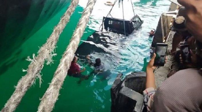 Mobil Pickup 'Terjun Bebas' di Laut Ketika Hendak Mengangkut Sembako di Dermaga 2 Pelabuhan Murhum Baubau 2 F 01.1 HL