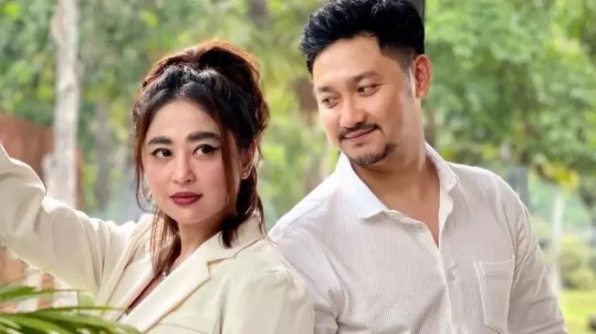 Mas Bin, Kakak Dewi Perssik Bongkar Satu Demi Satu Kelakuan Angga 2 F01.5 Dewi Perssik dan Angga Wijaya