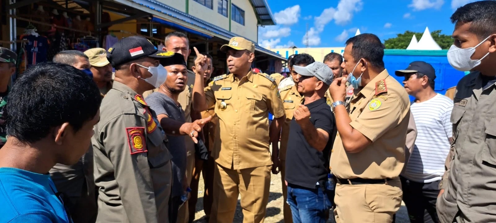 Wali Kota Baubau La Ode Ahmad Monianse saat meninjau kondisi lapar lapak baru di pasar wameo