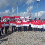 Wabup Buton Utara Ahali Pimpin Pembagian Bendera Merah Putih Kepada Masyarakat