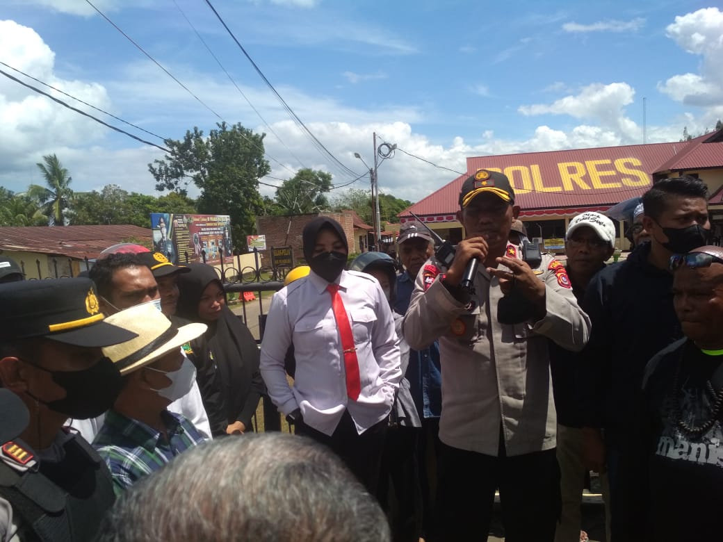 F 01.2 Wakapolres Baubau Kompol Bahtiar menerima KMW Baubau