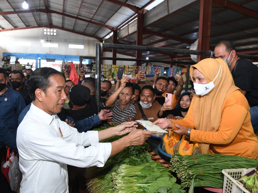 Berkunjung di Pasar Wameo, Presiden Jokowi Serahkan Bantuan ke Pedagang 2 F01.1 3