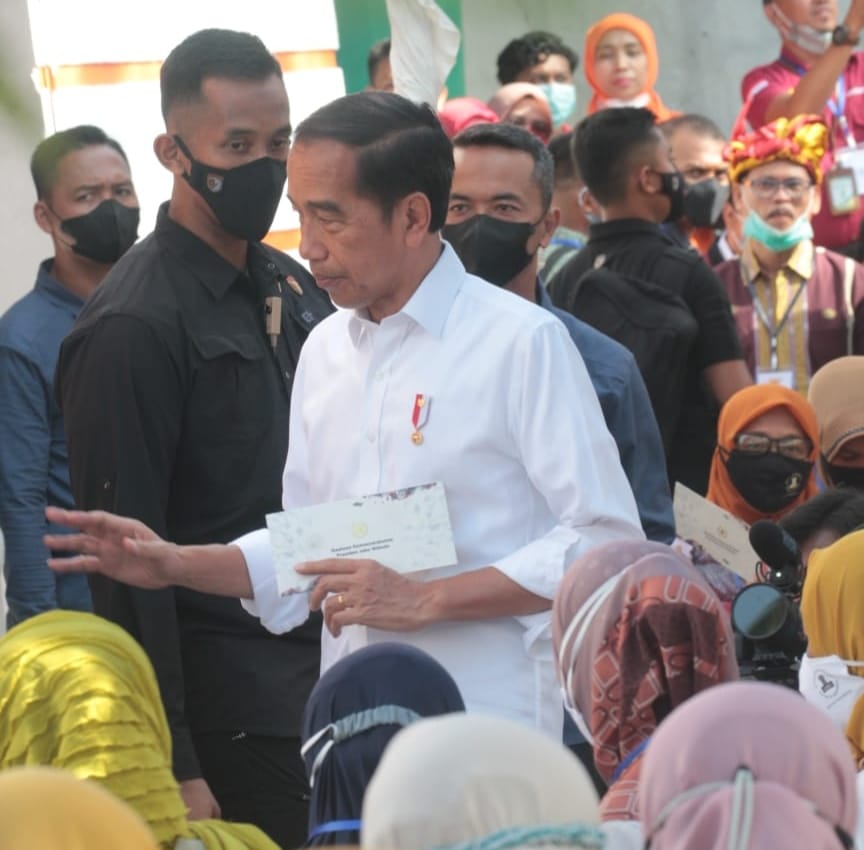 F01.2 Presiden Jokowi menyerahan bantuan secara simbolis kepada masyarakat Baubau