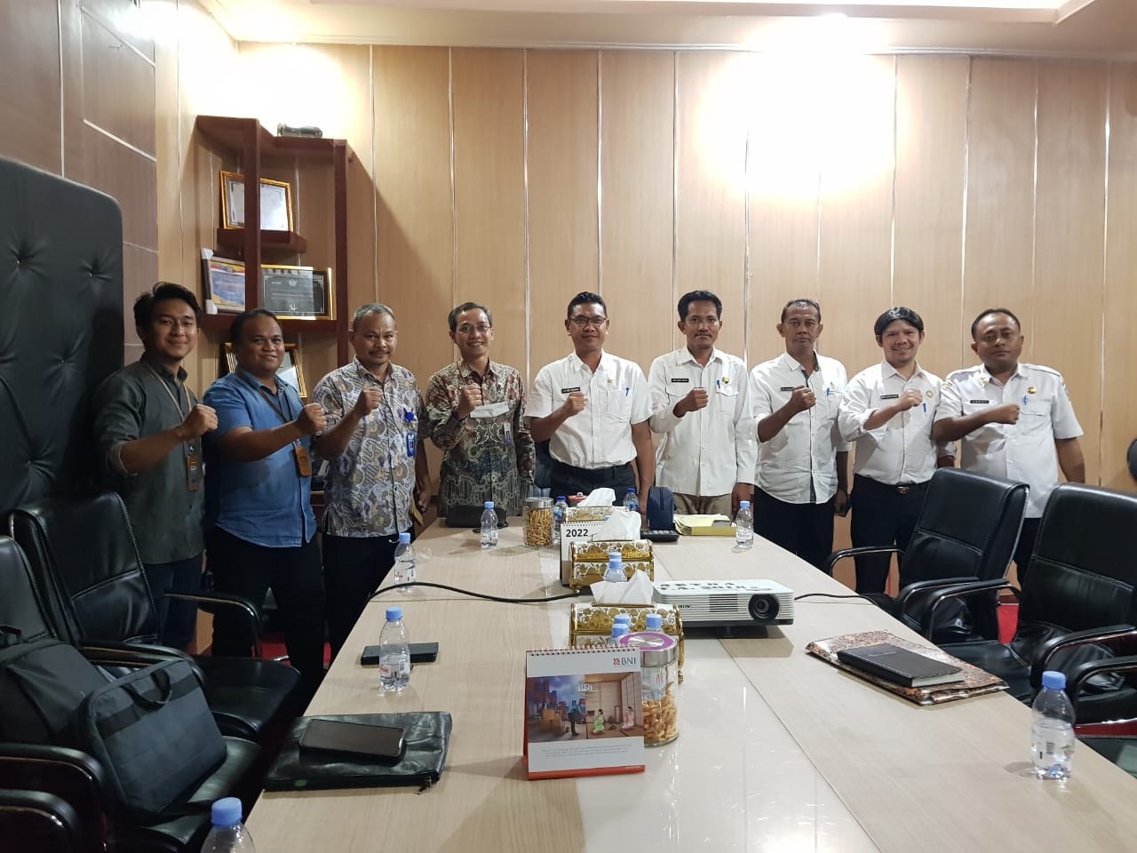 F04.2 Pj Bupati Buton Selatan La Ode Budiman bersama didampingi Kepala Inspektorat Busel saat bertemu dengan Tim BPKP Sultra di kantor Bupati Busel