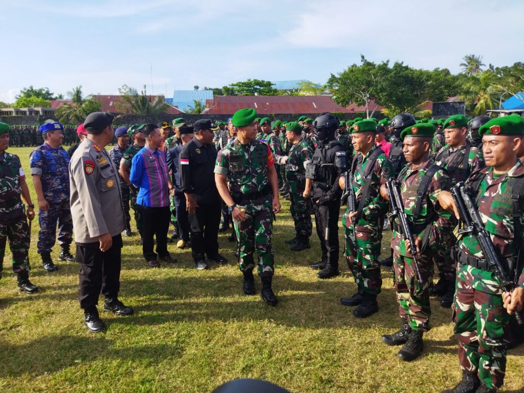 TNI-Polri Gelar Pasukan Pengamanan Sambut Kedatangan Jokowi di Baubau, Buton dan Busel 2 F08.1