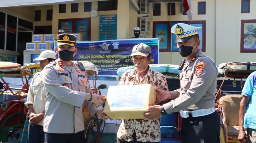Jelang Hari Lalu Lintas Bhayangkara ke-67, Sat Lantas Polres Baubau Bagi-bagi Sembako Pada Abang Becak 2 WhatsApp Image 2022 09 08 at 11.32.16