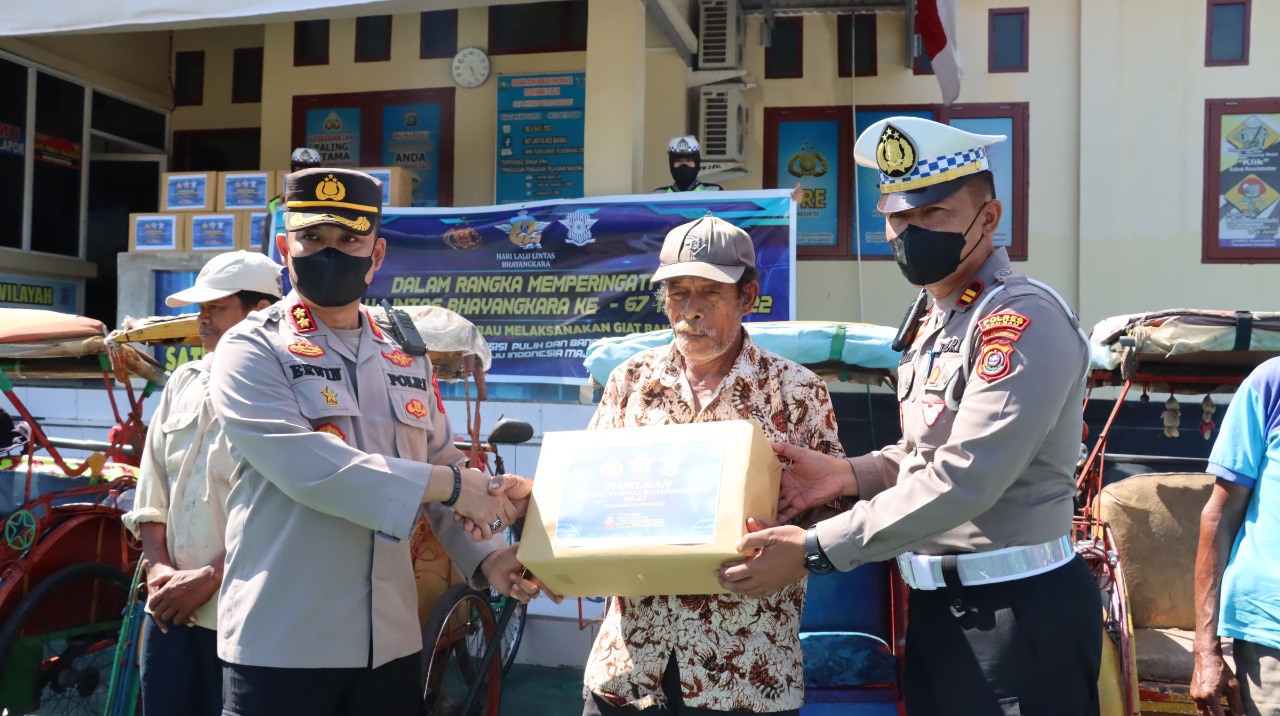 Jelang Hari Lalu Lintas Bhayangkara ke-67, Sat Lantas Polres Baubau Bagi-bagi Sembako Pada Abang Becak 1 WhatsApp Image 2022 09 08 at 11.32.16