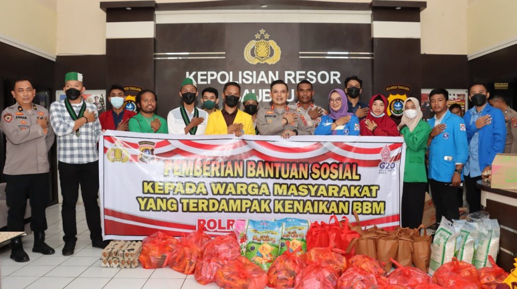 Polres Baubau dan Mahasiswa Bagi-Bagi Sembako Kepada Warga yang Terdampak Kenaikan BBM 3 WhatsApp Image 2022 09 11 at 10.25.22