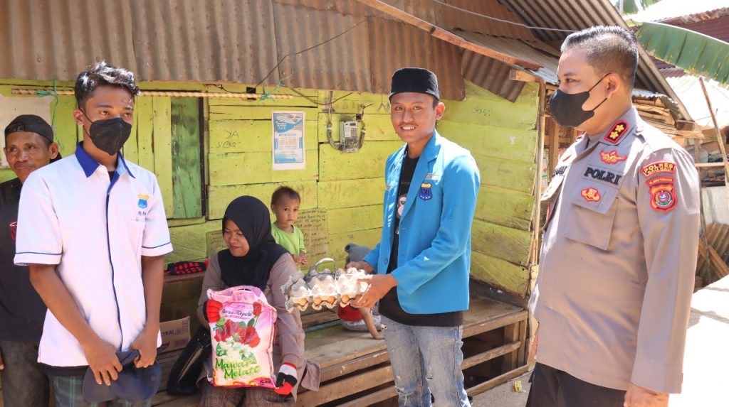 Polres Baubau dan Mahasiswa Bagi-Bagi Sembako Kepada Warga yang Terdampak Kenaikan BBM 2 WhatsApp Image 2022 09 11 at 10.25.24