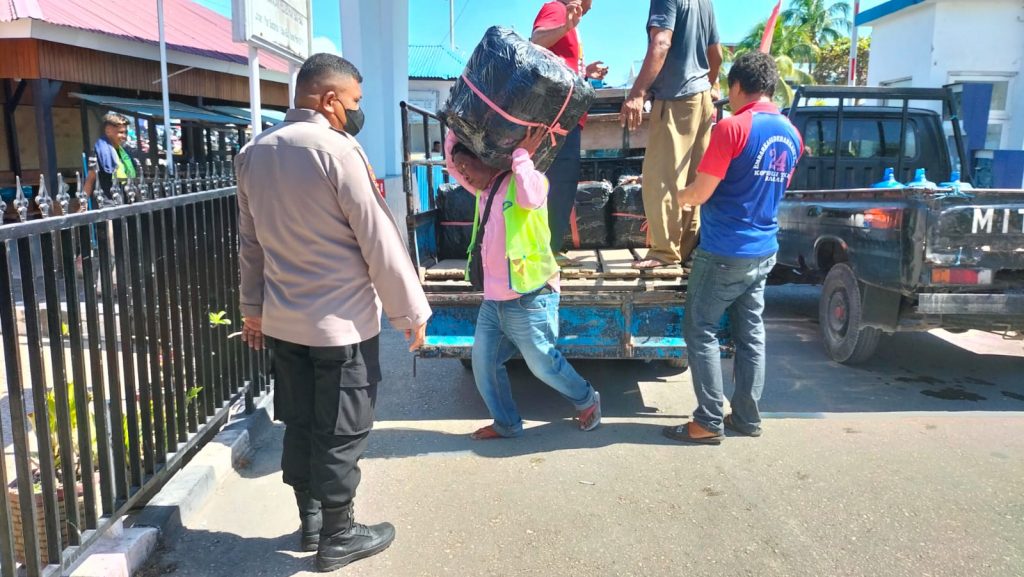 Polsek Kawasan Pelabuhan Polres Baubau Gagalkan Pengiriman Minuman Tradisional Jenis Arak di Pelabuhan Murhum 2 F01.5A