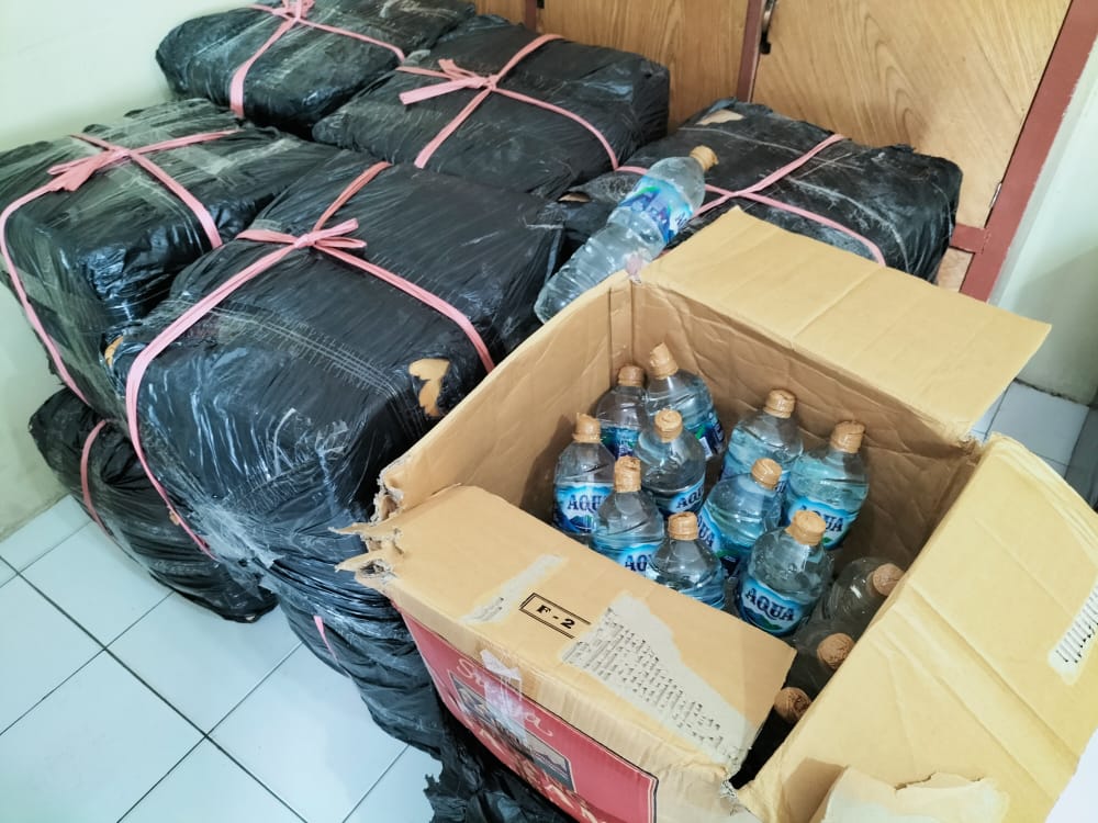 Polsek Kawasan Pelabuhan Polres Baubau Gagalkan Pengiriman Minuman Tradisional Jenis Arak di Pelabuhan Murhum 3 F01.5B