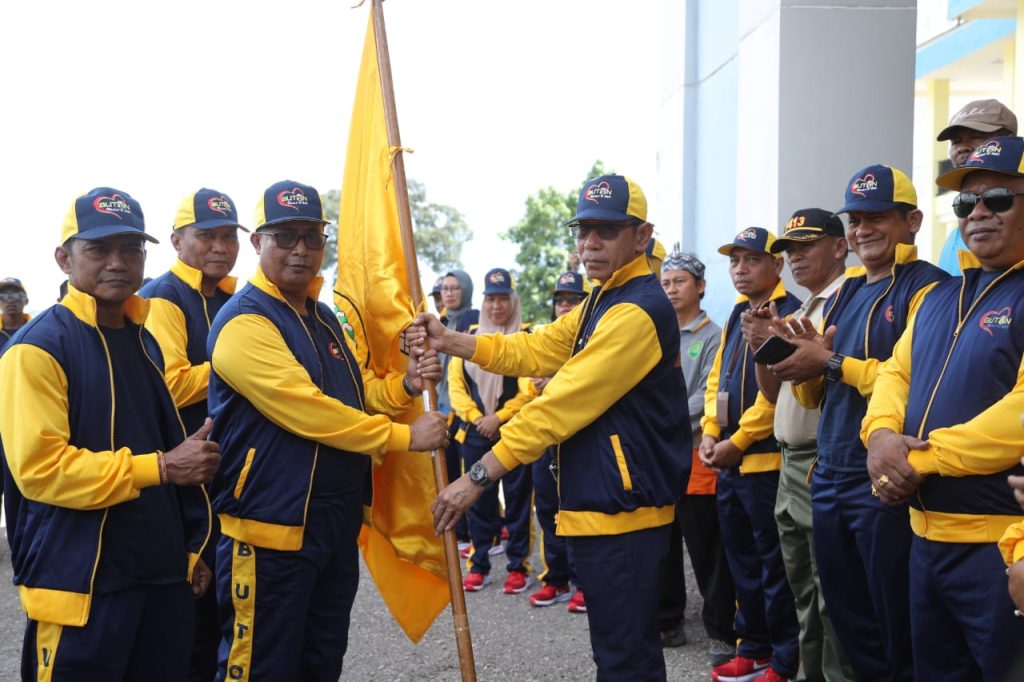 Pj. Bupati Buton Lepas Kontingen Buton Sebanyak 685 orang 2 F04.4 3