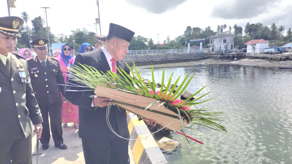 Wabup Butur Ahali Pimpin Upacara Peringatan Hari Pahlawan 1 F04.4 Wabup Butur Ahali Tabur Bunga