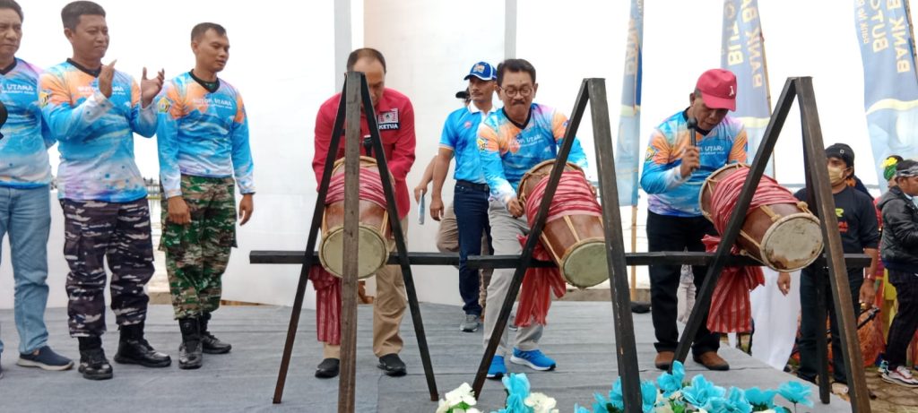 Festival Buton Utara Fishing Tournament Tingkat Nasional Resmi Digelar 2 Bupati Buton Utara Ridwan Zakaria memukul gendang