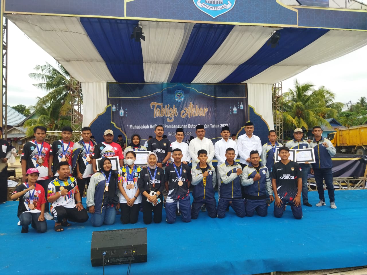 F01.3 Pemkab Buteng menyerahkan bonus atlit dan pelatih yang berprestasi di Porprov ke 14 Sultra