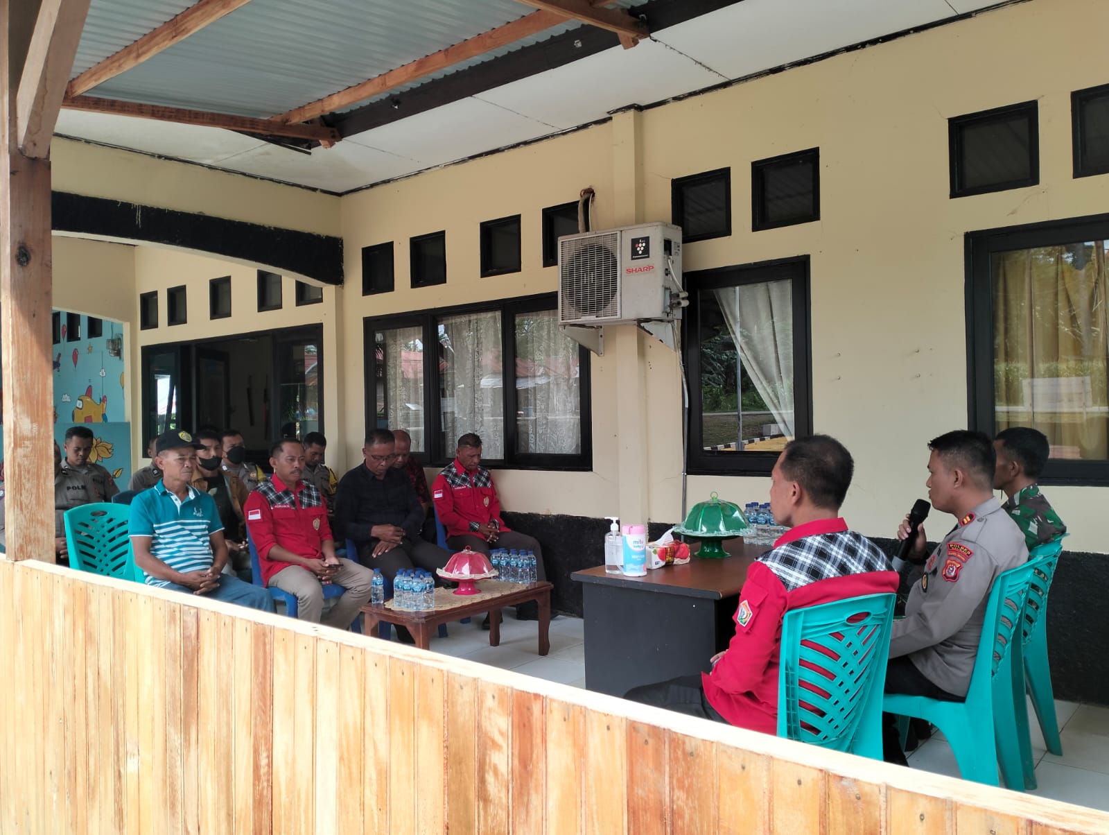 Ciptakan Keamanan Jelang Nataru, Polsek Bungi Gelar Rapat Koordinasi Lintas Sektoral 1 F06.2 Polsek Bungi gelar rapat dalam rangka persiapan pengamanan jelang natal di wilayahnya
