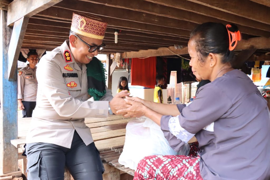 Safari Sholat Jumat, Plh Kapolres Baubau AKBP Suharman Berbagi Sembako Pada Kaum Dhuafa 2 F08.2 Plh kapolres Baubau AKBP Suharman Sanusi SIk membagikan sembako kepada kaum duafa