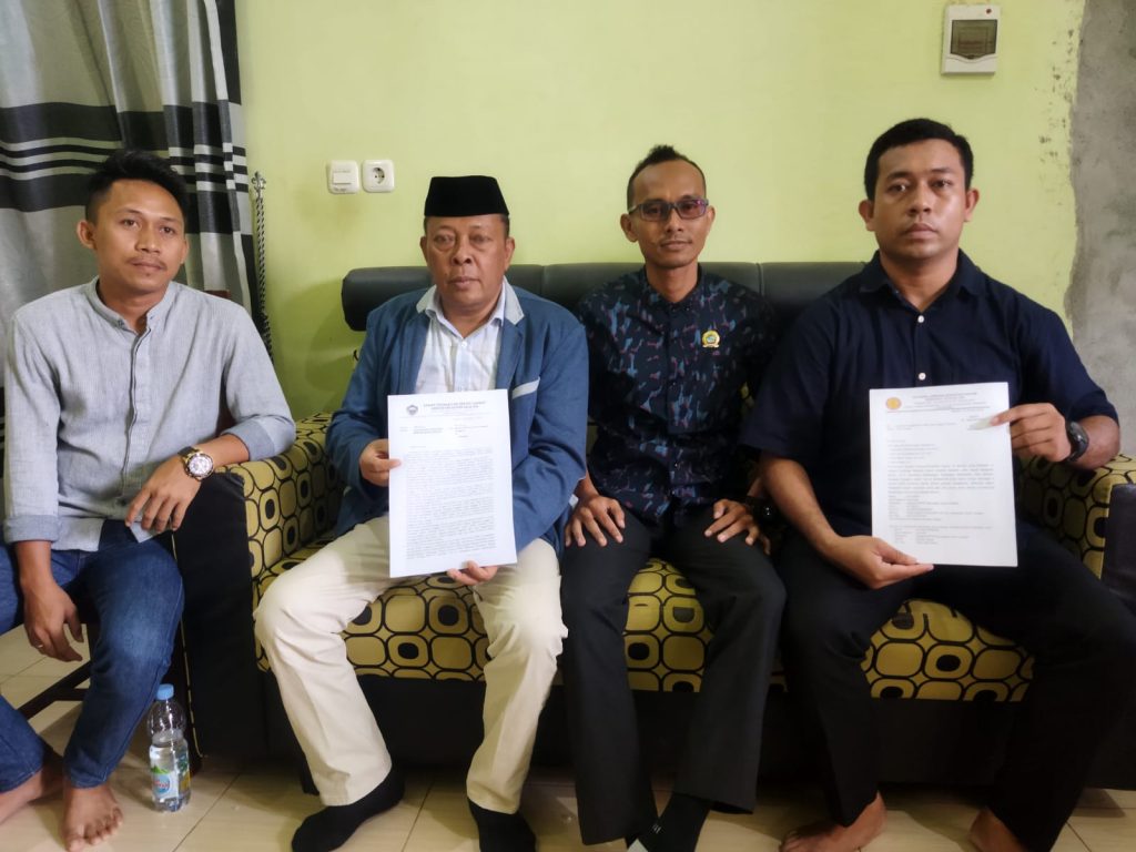 Lapor Balik Ketua DPRD Busel Armada di Polisi, La Hijira Bantah Menyalagunakan Tanda Tangan Ketua DPRD Busel untuk Usul Pergantian Pj Bupati 2 F01.1 La Hijira bersama kuasa hukumnya saat menggelar konfresi pers