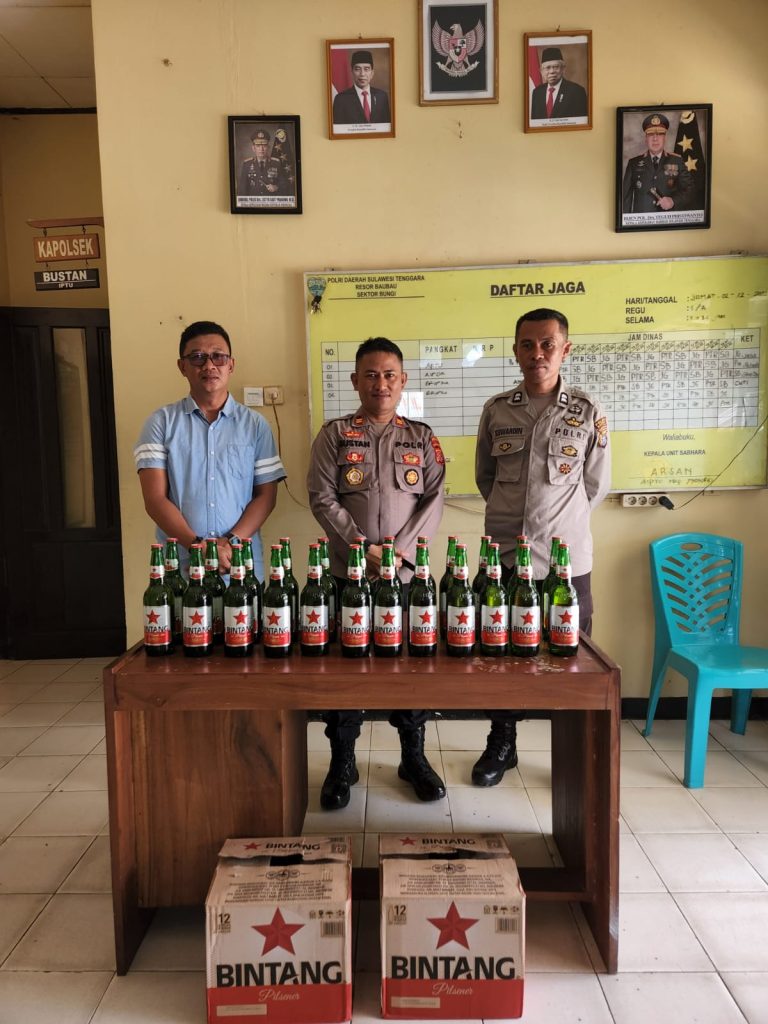 Operasi Cipta Kondisi, Polsek Bungi Polres Baubau Amankan 24 Botol Miras 2 F06.1 Dari tengah Kapolsek Bungi Polresta Baubau Iptu Bustan SH.
