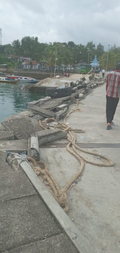 Dishub Provinsi Sultra Abaikan Rusaknya Pagar Jembatan Penyebrangan Ferry Baubau-Waara 2 F08.1A Pagar jembatan dermaga ferry baubau waara yang terbengkalai.