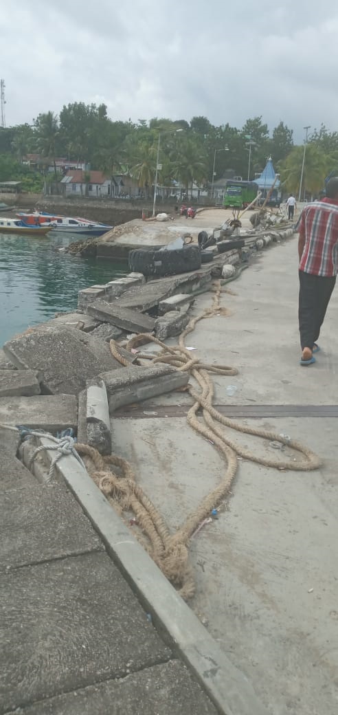 F08.1A Pagar jembatan dermaga ferry baubau waara yang terbengkalai.