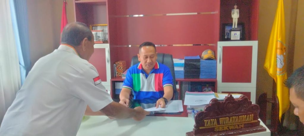 F01.2 Sekretaris DPD Partai Berkarya Kota Baubau La Djahali saat menyerahkan surat usulan PAW terhadap La Madi kepada Sekwan Baubau Yaya Wirayahman.