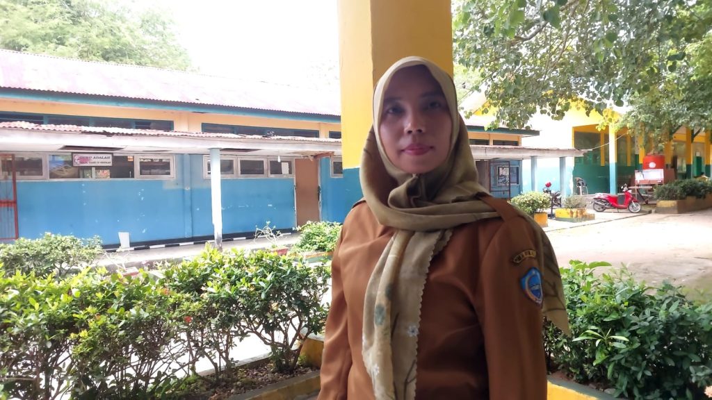 Kepsek SMPN 1 Batauga Wa Ode Saniarti Harap Bangunan Rapuh yang Dibangun 1976 Segera Direnovasi, Karena Kondisinya Berbahaya 2 F01.4 Kepala Sekolah SMPN 1 Batauga Wa Ode Saniarti