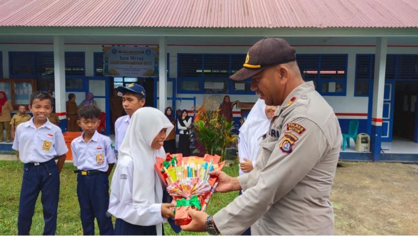 Kapolsek Sampolawa Berikan Hadiah Kepada Siswa-Siswi Pada Upacara Bendera 2 F04.2 2