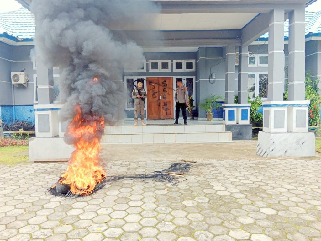 Kantor Perhubungan Kabupaten Buton Utara Disegel, Pendemo Duga Oknum Pegawainya Inisial CS Lakukan Pungli BLT BB 2 OKEEEEEEEEEE