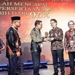 Bupati Butur Ridwan Zakariah Terima Penghargaan UHC Award dari Kemenko PMK