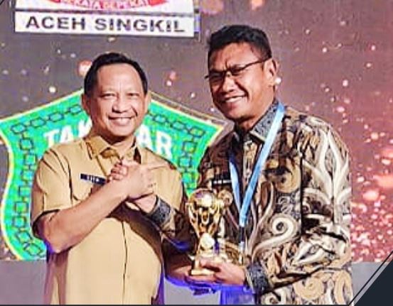 Pj Bupati Busel La Ode Budiman Terima Penghargaan Universal Health Coverage Award 2023 dari Mendagri 2 F04.1 1
