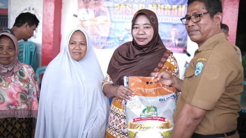 Tekan Inflasi Daerah, Disperindag Buteng Gelar Pasar Murah 2 F04.2 3