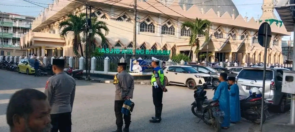 Nyaman, Ada Polisi Yang Berjaga Saat Pelaksanaan Sholat Idul Fitri 1444 H di Kota Baubau 2 1682647173894
