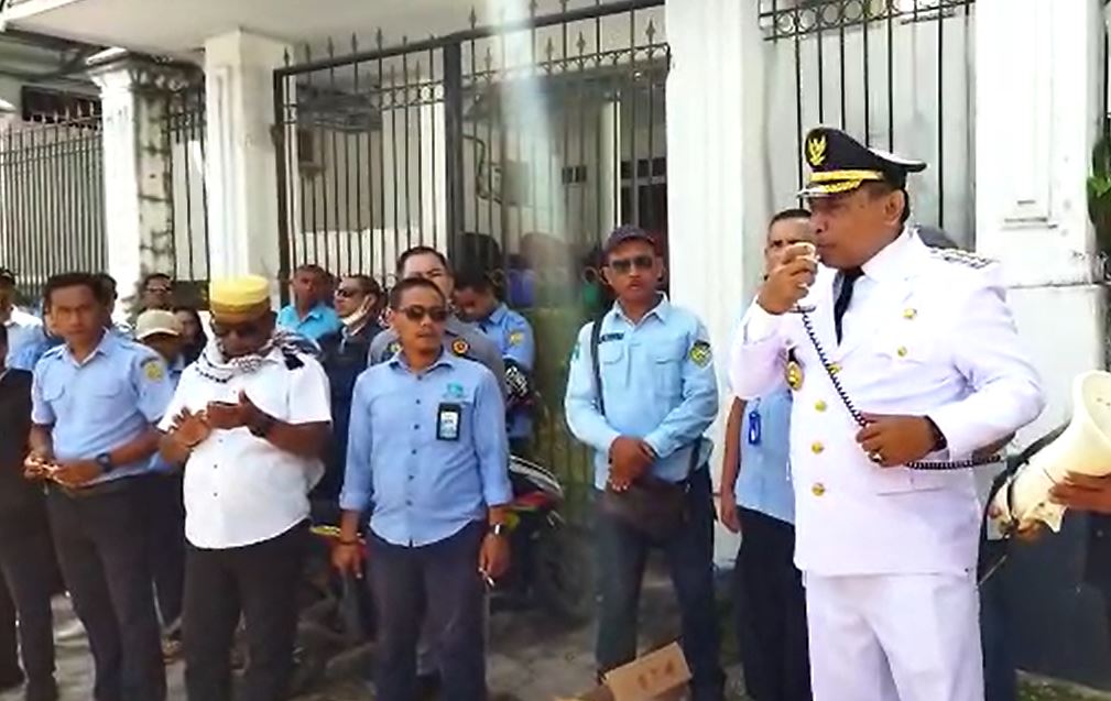 Walikota Baubau Janji Penuhi Tuntutan Karyawan Segera Evaluasi Direktur PDAM, Monianse: Kepemimpinan Jimmy Hersandi Lemah 2 F01.1 Walikota Baubau La Ode Ahmad Monianse ketika menjawab aksi mdemo dan mogok kerja karyawan PDAM Baubau