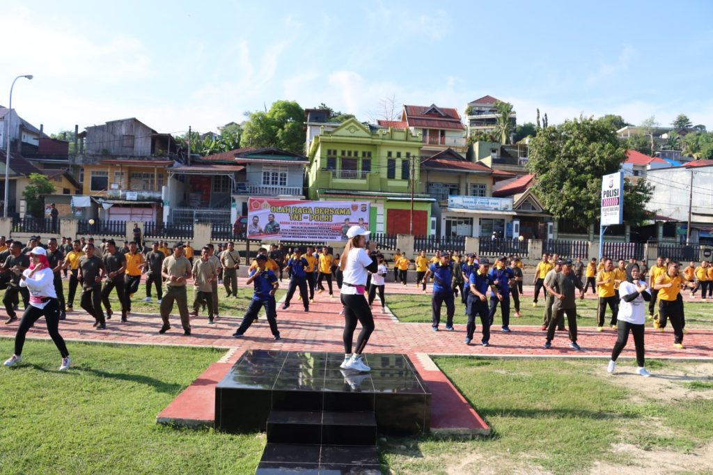 Sambut HUT Bhayangkara ke 77 Tahun 2023, TNI - Polri Gelar Olah Raga Bersama 2 F01.3