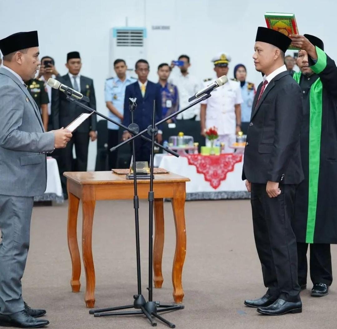 F08.3 Pengambilan Sumpah saat pelantikan Muhammad Ilor Syamsuddin sebagai Anggota DPRD Baubau