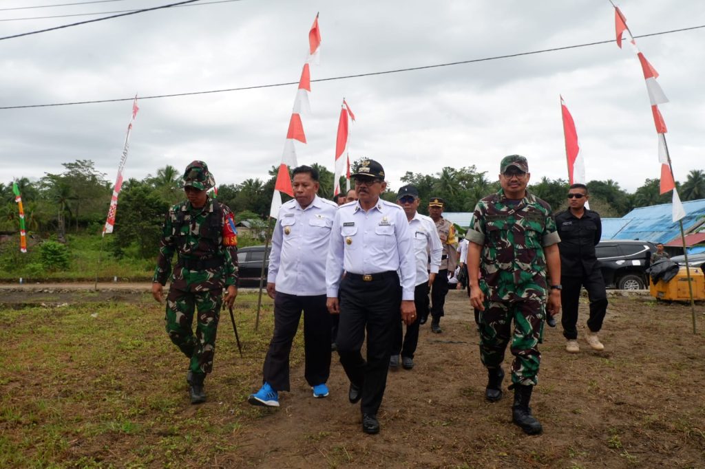 Bupati Butur Ridwan Zakaria Buka TMMD ke 117 di Desa Marga Karya, Berharap Sinergitas Lintas Sektoral Mewujudkan Kemanunggalan TNI-Rakyat Semakin Kuat 3 F01.3 2