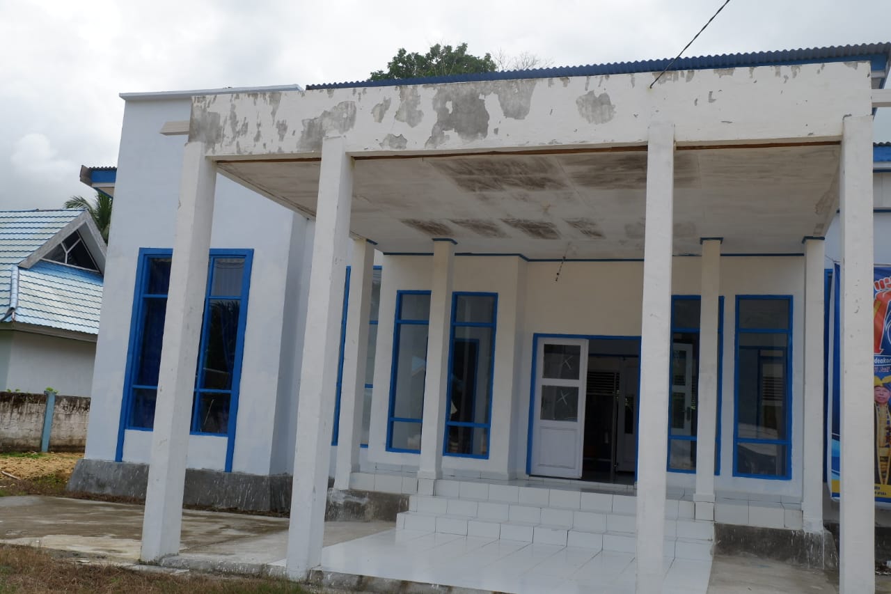 Parah, Dianggarkan Rp 373 Juta Pembangunan Penambahan Kantor Camat Kambowa, Belum Setahun Selesai Dikerjakan Sudah Terkelupas 1 butur1