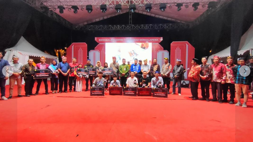 Dispar Baubau Sukses Gelar Anugerah Limbo Wisata, Berharap Bisa Menjadi Destinasi Pariwisata Nasional, Para peserta juara pada malam penganugrahan Anugerah Limbo Wisata (ALWI) yang berlangsung di Lapangan Kotamara Baubau.