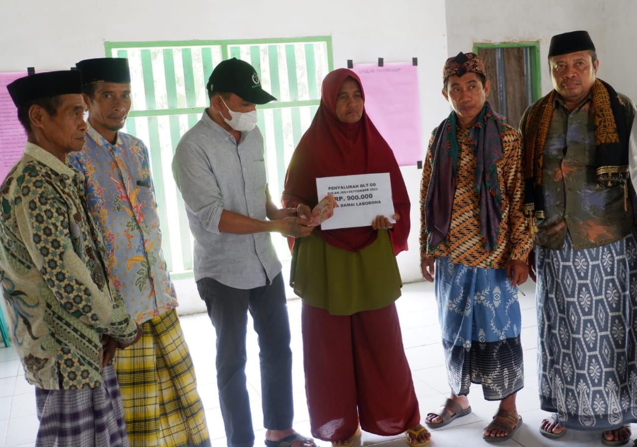 Pemdes Damai Laborona Salurkan Bantuan BLT DD Tahap III Kepada 30 KPM untuk 3 Bulan