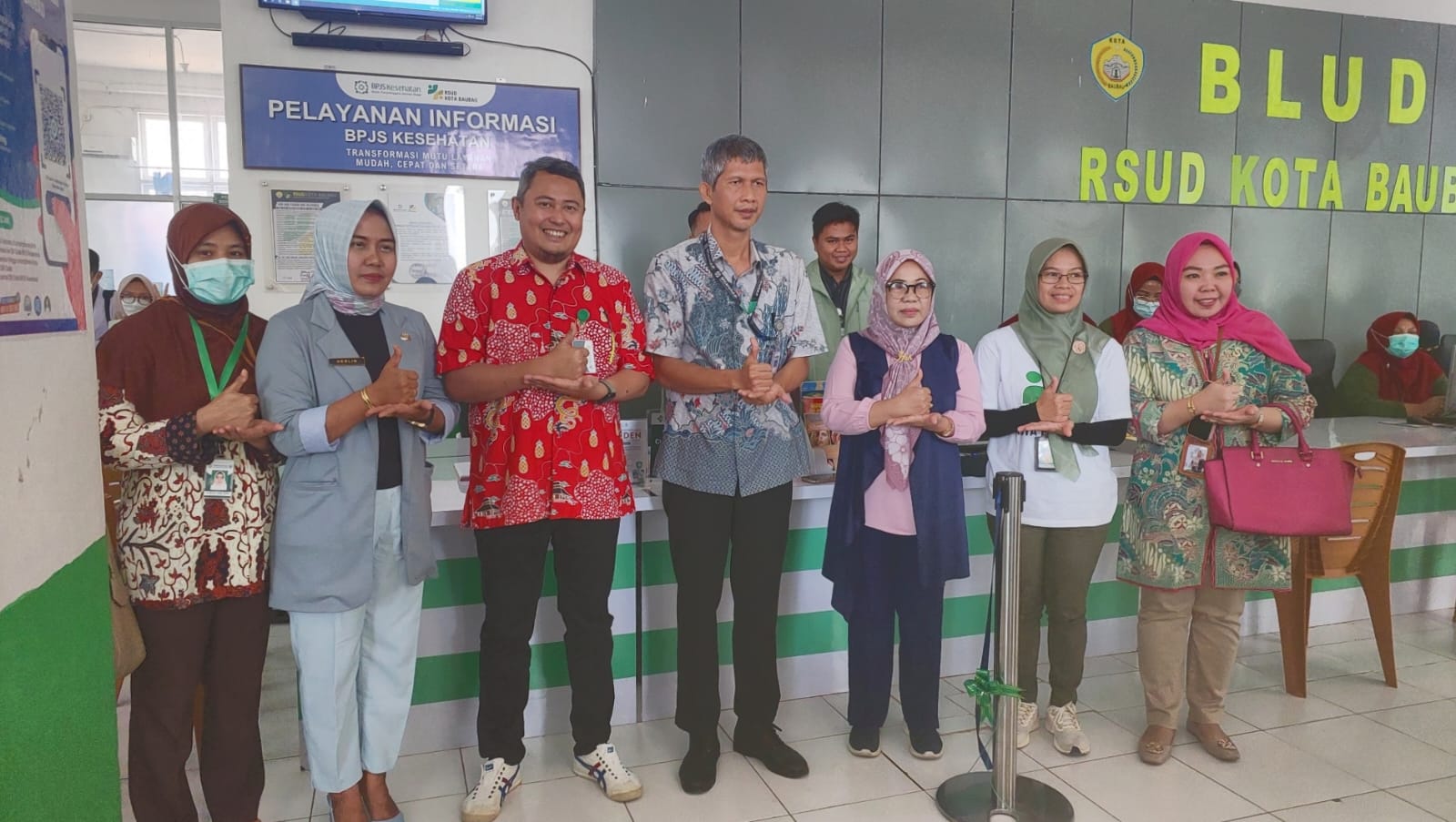 Dirut RSUD Baubau Sadly Salman Apresiasi BPJS Kesehatan Luncurkan Loket Pelayanan Informasi dan Portal Quick Response di RSUD, Dirut RSUD Sadli Salman dan Kacab PBJS Kesehatan Cabang Baubau Hery Zakaria melakukan gunting pita