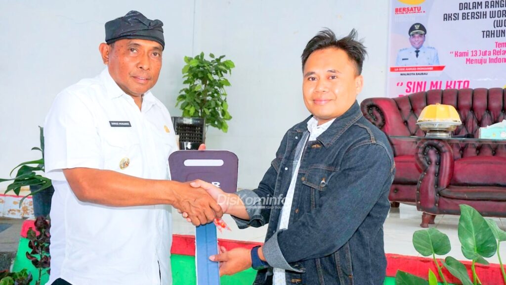 Walikota Baubau Monianse Serahkan Bantuan Dana CSR Motor Sampah