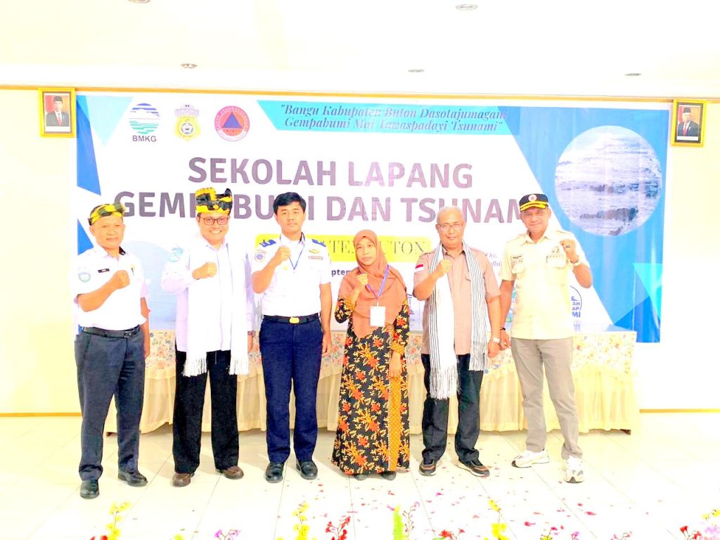 BMKG Gelar Sekolah Lapang Gempabumi dan Tsunami di Buton 2 BMKG Gelar Sekolah Lapang Gempabumi dan Tsunami di Buton