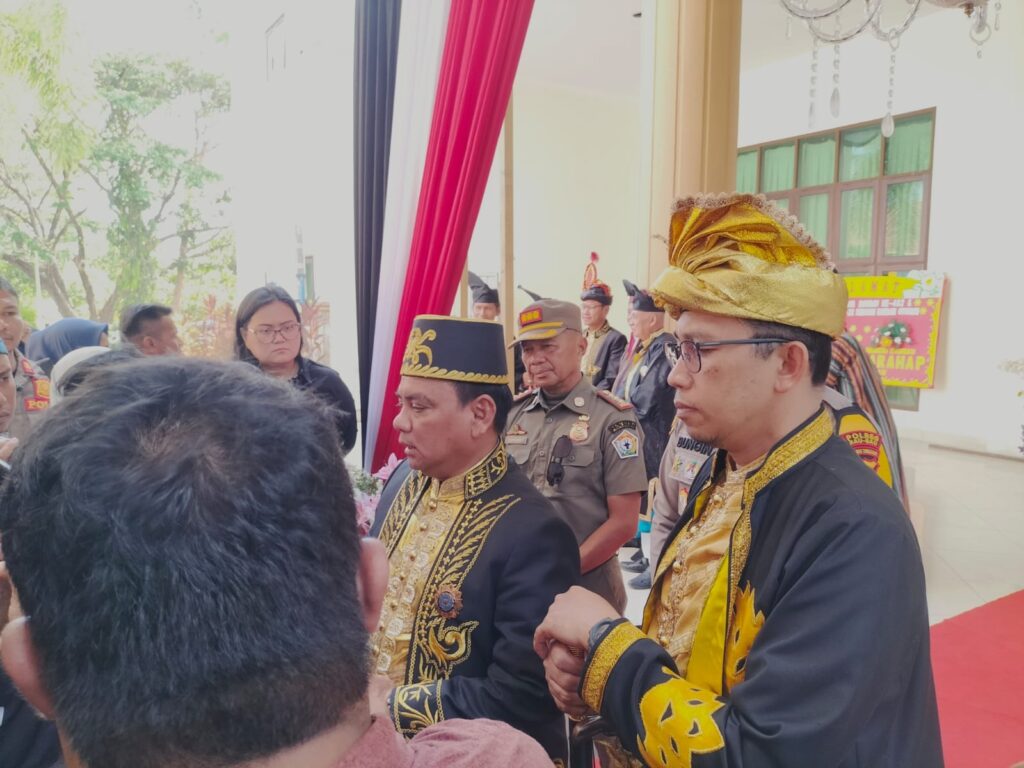 Perangkat Adat Kesultanan Buton Beri Gelar Adat dan Budaya Mia Ogena Bhawaangi I Sulawesi Tenggara pad Pj Gubernur Sultra ABR