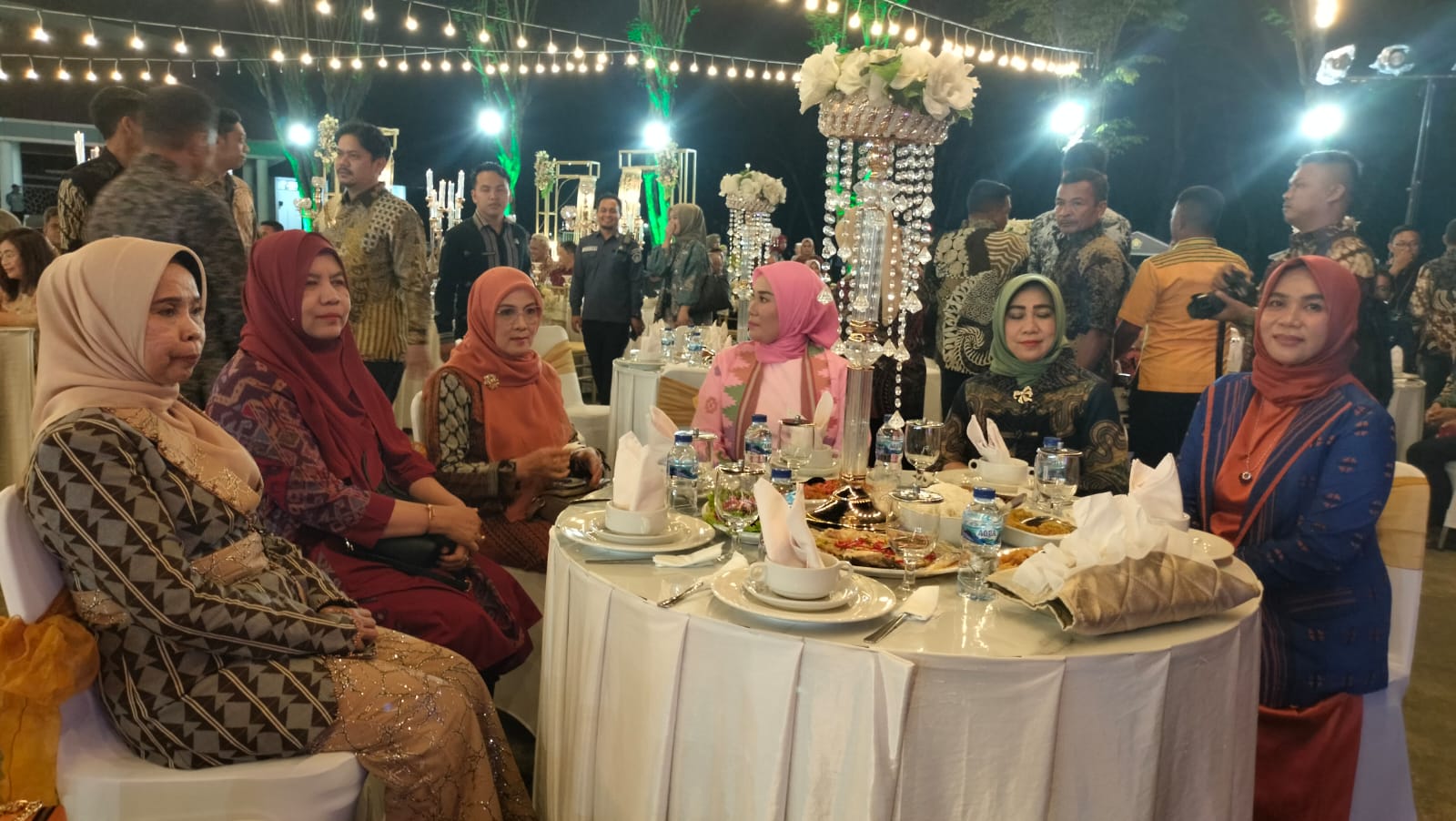 Gala Dinner Bersama Kepala BNPB Letjen TNI Suharyanto di Rujab Gubernur Sultra, Aneka Hidangan dari Buton Utara Diminati Tamu Kehormatan