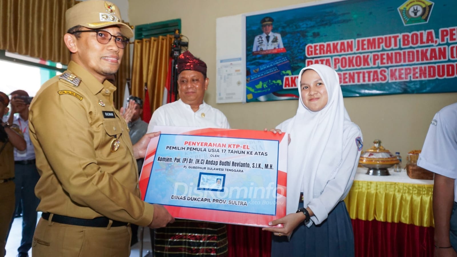 Wakili Pj Gubernur Sultra Saksikan Perekaman KTP-El di SMAN 1 Baubau, Pj Walikota Dr Rasman Tandaskan Semua Transaksi Menuju Digitalisasi 1 Wakil Pj Gubernur Sultra Saksikan Perekaman KTP-El di SMAN 1 Baubau, Pj Walikota Dr Rasman Tandaskan Semua Transaksi Menuju Digitalisasi