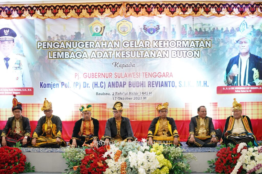BAUBAU, BP-Pj Gubernur Sultra Komjen (Pol) (Purn) Dr (Hc) Andap Budi Reffianto, SIK, MH secara resmi bergelar "Mia Ogena Bhawaangi I Sulawesi Tenggara" setelah perangkat adat Kesultanan Buton Kapitalao Matanaeyo atau Panglima bagian timur lembaga adat Kesultanan Buton La Ode Muh Arsal, S.Sos, M.Si menjelaskan secara singkat tentang latar belakang pemberian gelar kehormatan adat dan budaya  Kesultanan Buton. "Perangkat Adat Kesultanan Buton Beri Gelar Adat dan Budaya “Mia Ogena Bhawaangi I Sulawesi Tenggara” pad Pj Gubernur Sultra ABR."