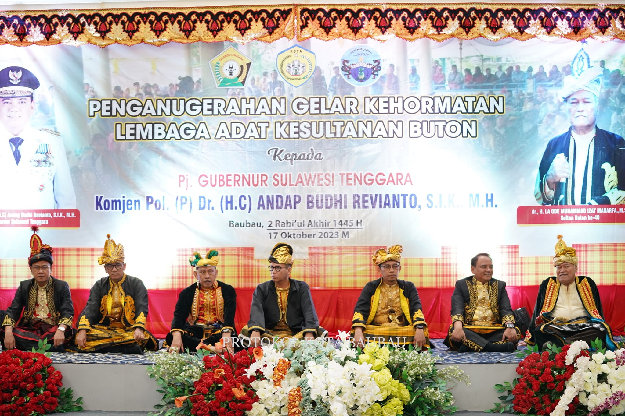 Perangkat Adat Kesultanan Buton Beri Gelar Adat dan Budaya Mia Ogena Bhawaangi I Sulawesi Tenggara pada Pj Gubernur Sultra ABR 1 BAUBAU, BP-Pj Gubernur Sultra Komjen (Pol) (Purn) Dr (Hc) Andap Budi Reffianto, SIK, MH secara resmi bergelar "Mia Ogena Bhawaangi I Sulawesi Tenggara" setelah perangkat adat Kesultanan Buton Kapitalao Matanaeyo atau Panglima bagian timur lembaga adat Kesultanan Buton La Ode Muh Arsal, S.Sos, M.Si menjelaskan secara singkat tentang latar belakang pemberian gelar kehormatan adat dan budaya Kesultanan Buton. "Perangkat Adat Kesultanan Buton Beri Gelar Adat dan Budaya “Mia Ogena Bhawaangi I Sulawesi Tenggara” pad Pj Gubernur Sultra ABR."